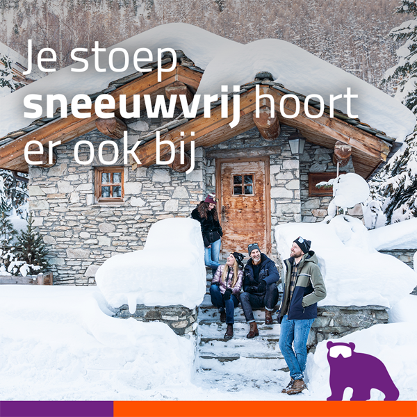 Werken in de sneeuw bij skichalets.