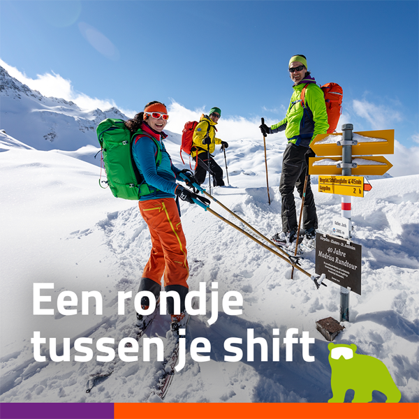 Even een pauze op de piste tijdens het werk in een wintersportgebied.