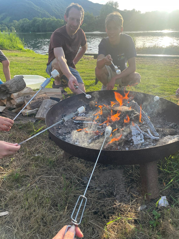 Animatiewerk marshmallows maken bij het kampvuur